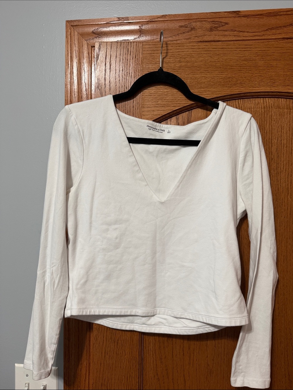 Abercrombie & Fitch Women's White V-Neck Long Sleeve Top - Classic Fit